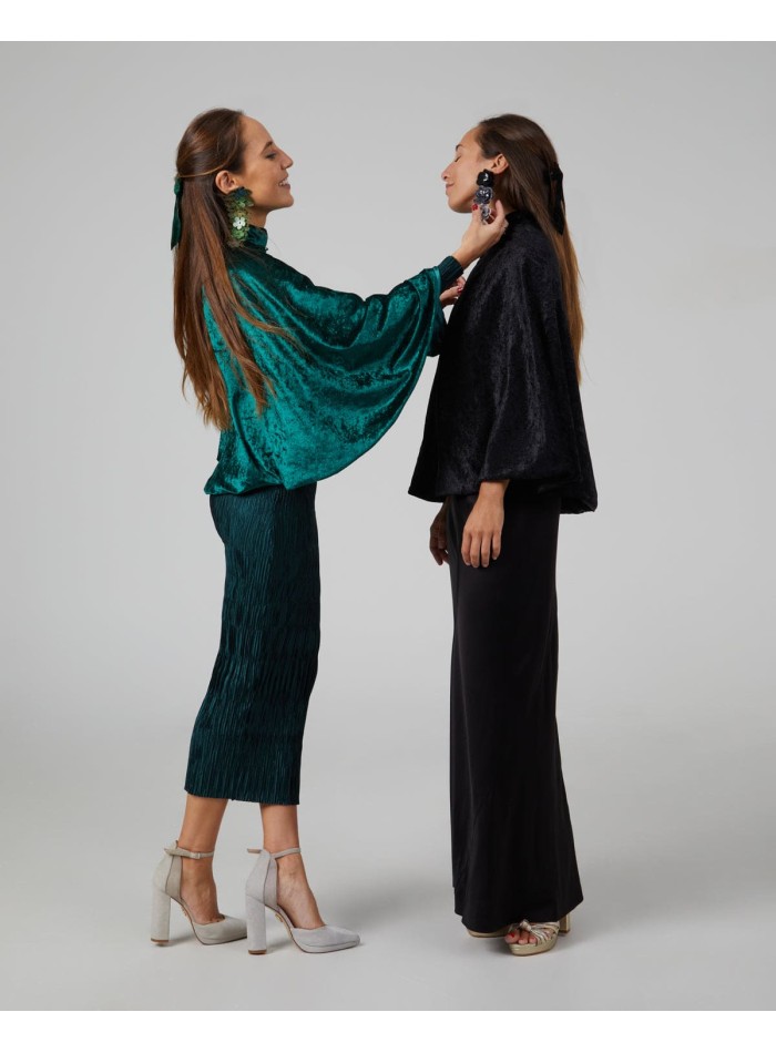 Short emerald green velvet cape with button