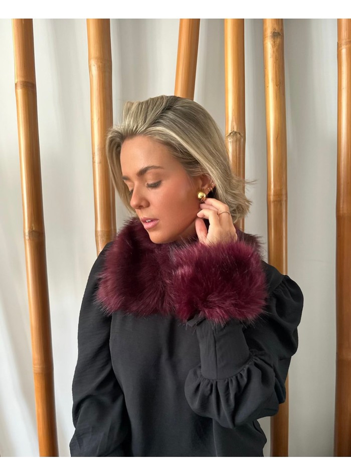 Short collar in synthetic cherry fur