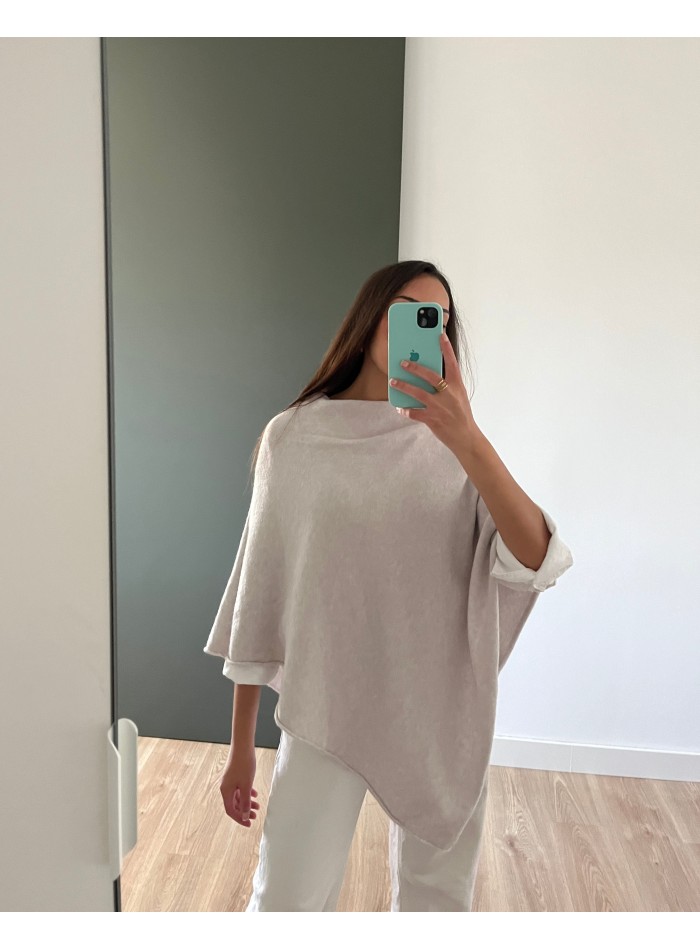 Poncho en tricot blanc glacé avec encolure fermée