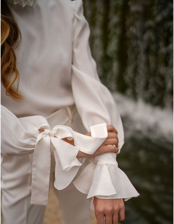 White blouse with long sleeves and ruffled details 2