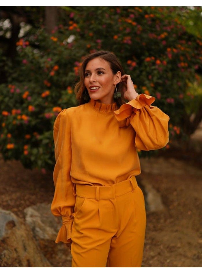 Vaporous blouse with long sleeves and mustard-colored ruffles