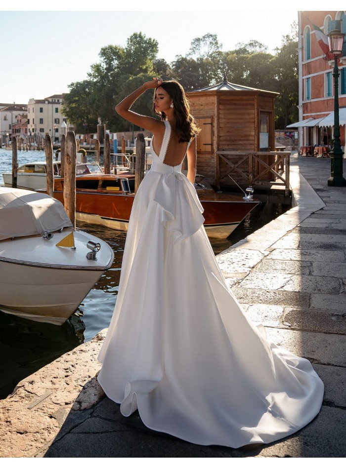 Robe de mariée en satin avec un décolleté...