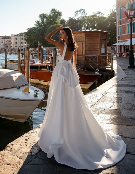 Robe de mariée en satin avec un décolleté plongeant et un maxi dos lacé