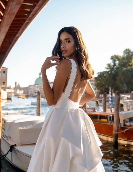 Wedding dress in satin with neckline and maxi lace in the back