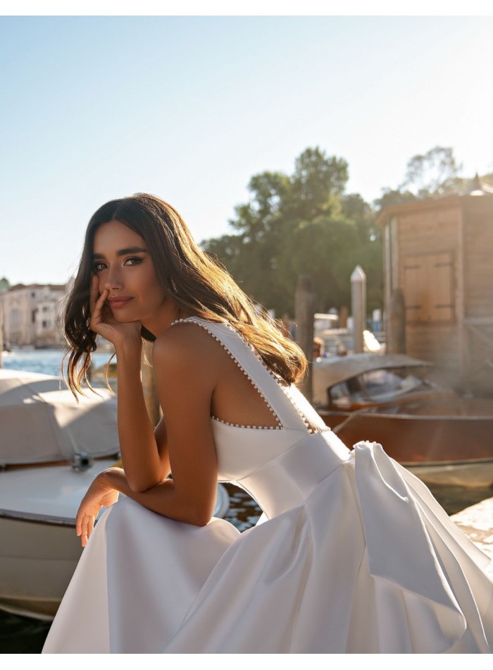 Robe de mariée en satin avec encolure dégagée...