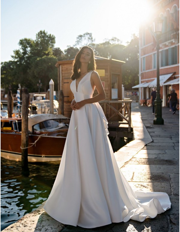 Vestido de novia en raso con escote y maxi lazada en la...