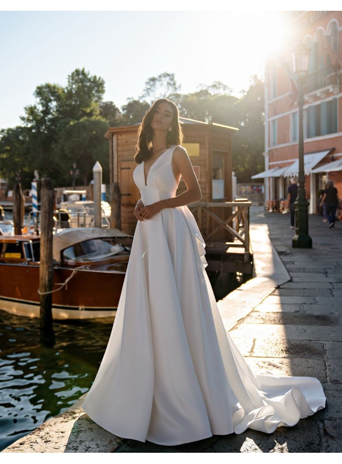 Satin wedding dress with a scoop neckline and maxi lace-up back