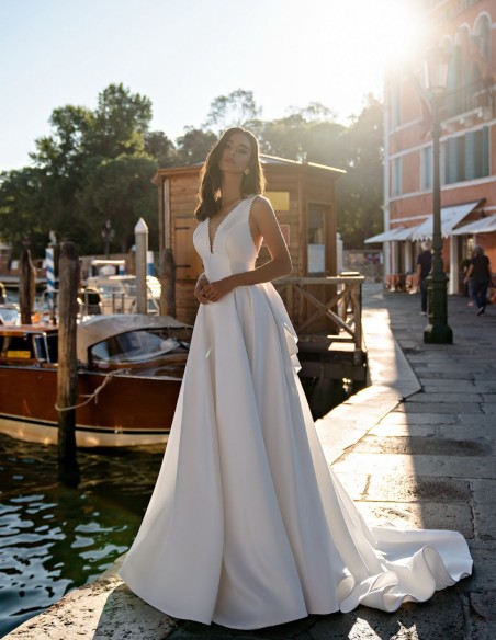 Satin wedding dress with a scoop neckline and maxi lace-up back