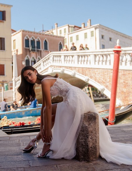 Vestido de novia marfil con tirantes y cuerpo de encaje bordado floral