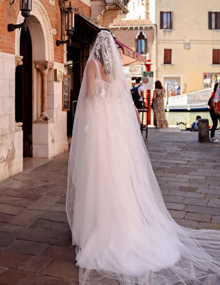 Vestido de novia marfil con tirantes y cuerpo de encaje bordado floral