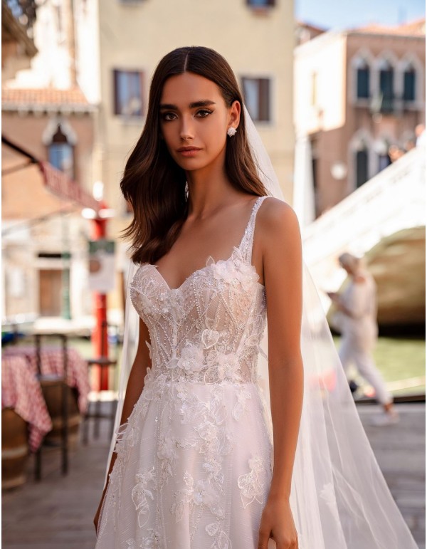 Vestido de novia marfil con tirantes y cuerpo de encaje...