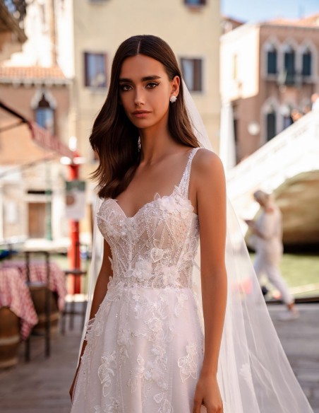 Vestido de novia marfil con tirantes y cuerpo de encaje bordado floral