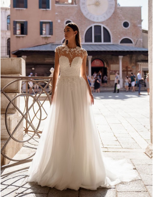 Vestido de novia largo en tul con cuerpo efecto tatuaje...