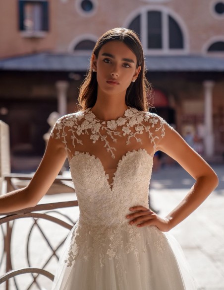 Robe de mariée longue en tulle avec corsage brodé à effet tatouage