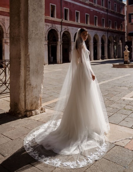 Robe de mariée longue en tulle avec corsage brodé à effet tatouage