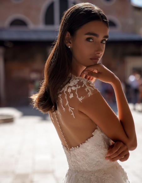 Vestido de novia largo en tul con cuerpo efecto tatuaje bordado