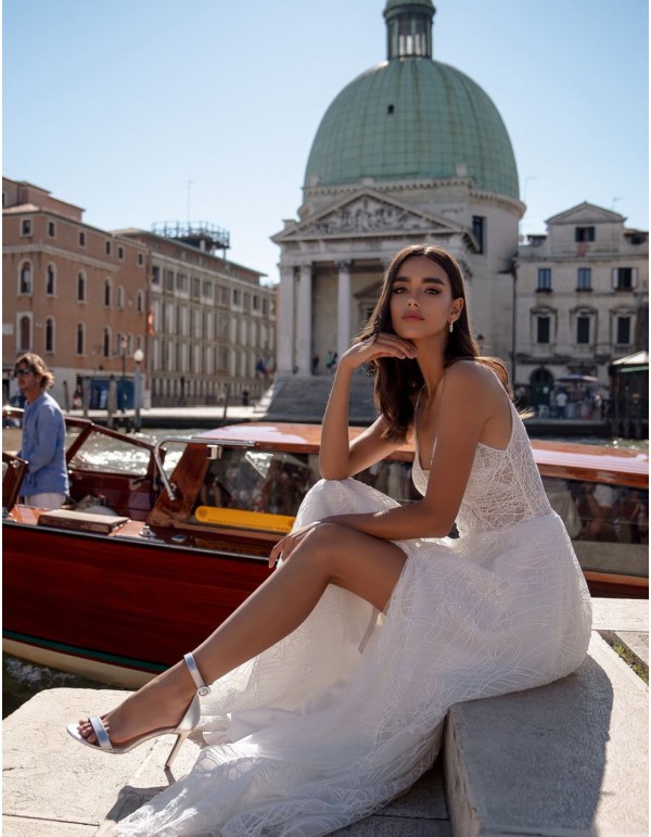 Vestido de novia marfil con escote y cuerpo de pedrería