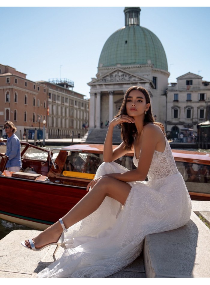 Robe de mariée ivoire avec encolure et corsage perlés