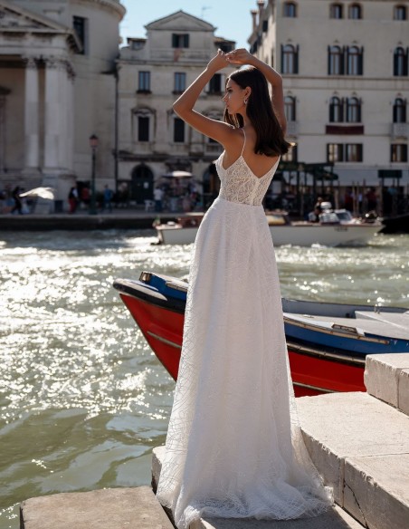 Vestido de novia marfil con escote y cuerpo de pedrería