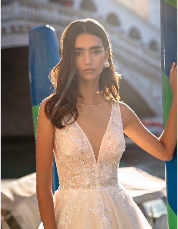 Vestido de novia largo marfil con escote en V y cuerpo de...