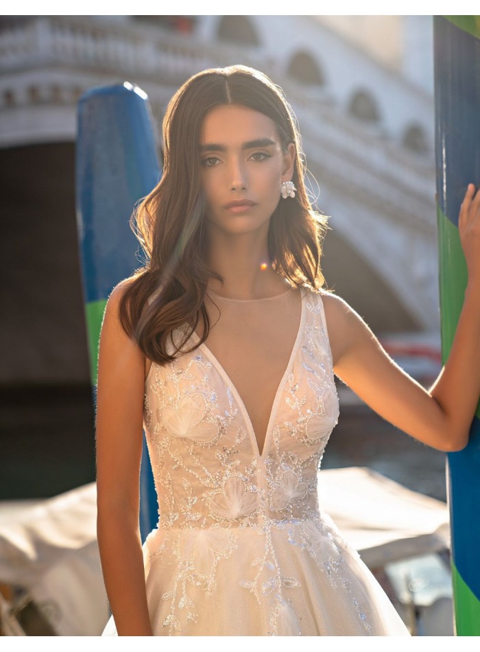 Vestido de novia largo marfil con escote en V y cuerpo de pedrería