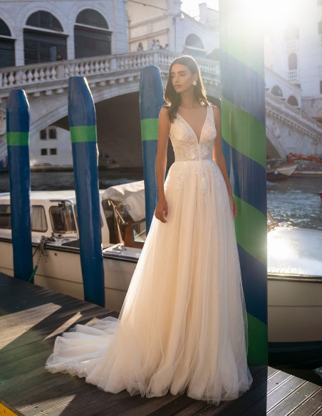 Vestido de novia largo marfil con escote en V y cuerpo de pedrería