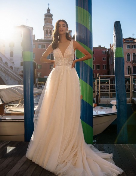 Robe longue de mariage ivoire avec décolleté en V et corsage en strass