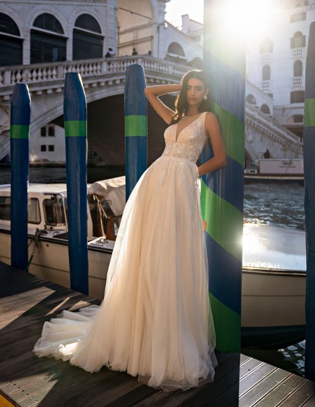 Robe longue de mariage ivoire avec décolleté en V et corsage en strass