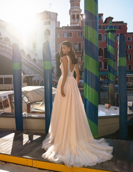 Robe longue de mariage ivoire avec décolleté en V et corsage en strass