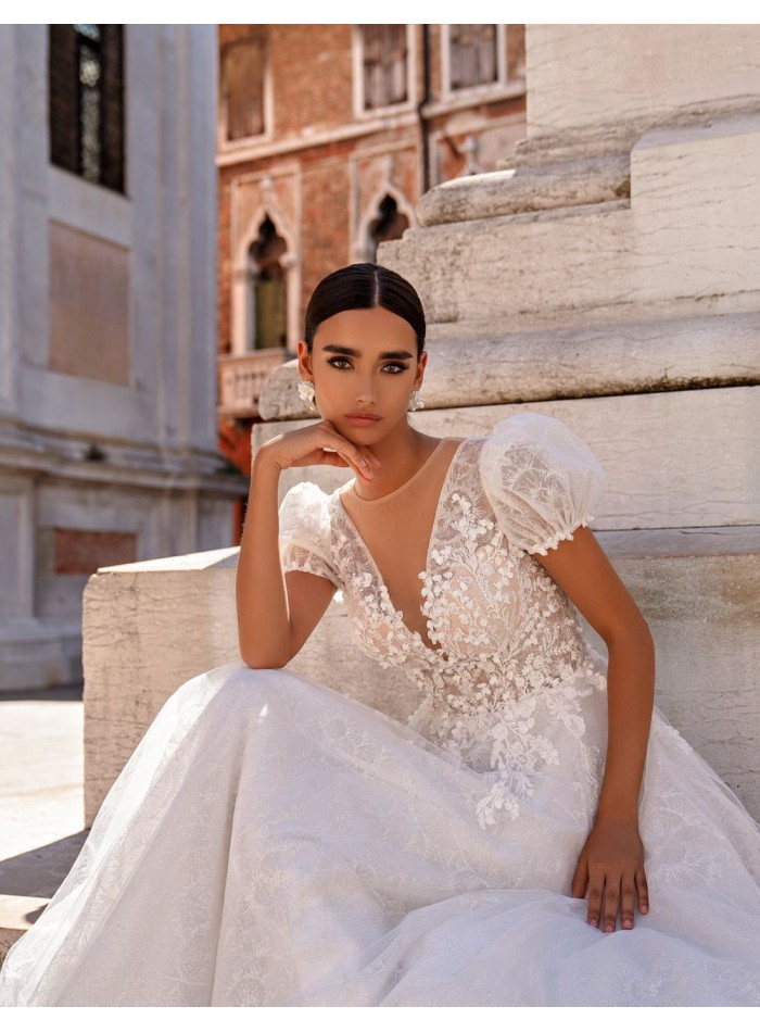 Robe longue de mariage en tulle brodé de fleurs...