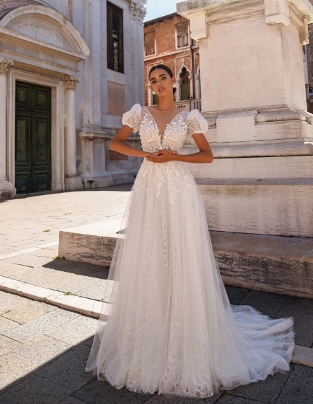 Vestido largo de novia en tul bordado de flores con manga corta farol
