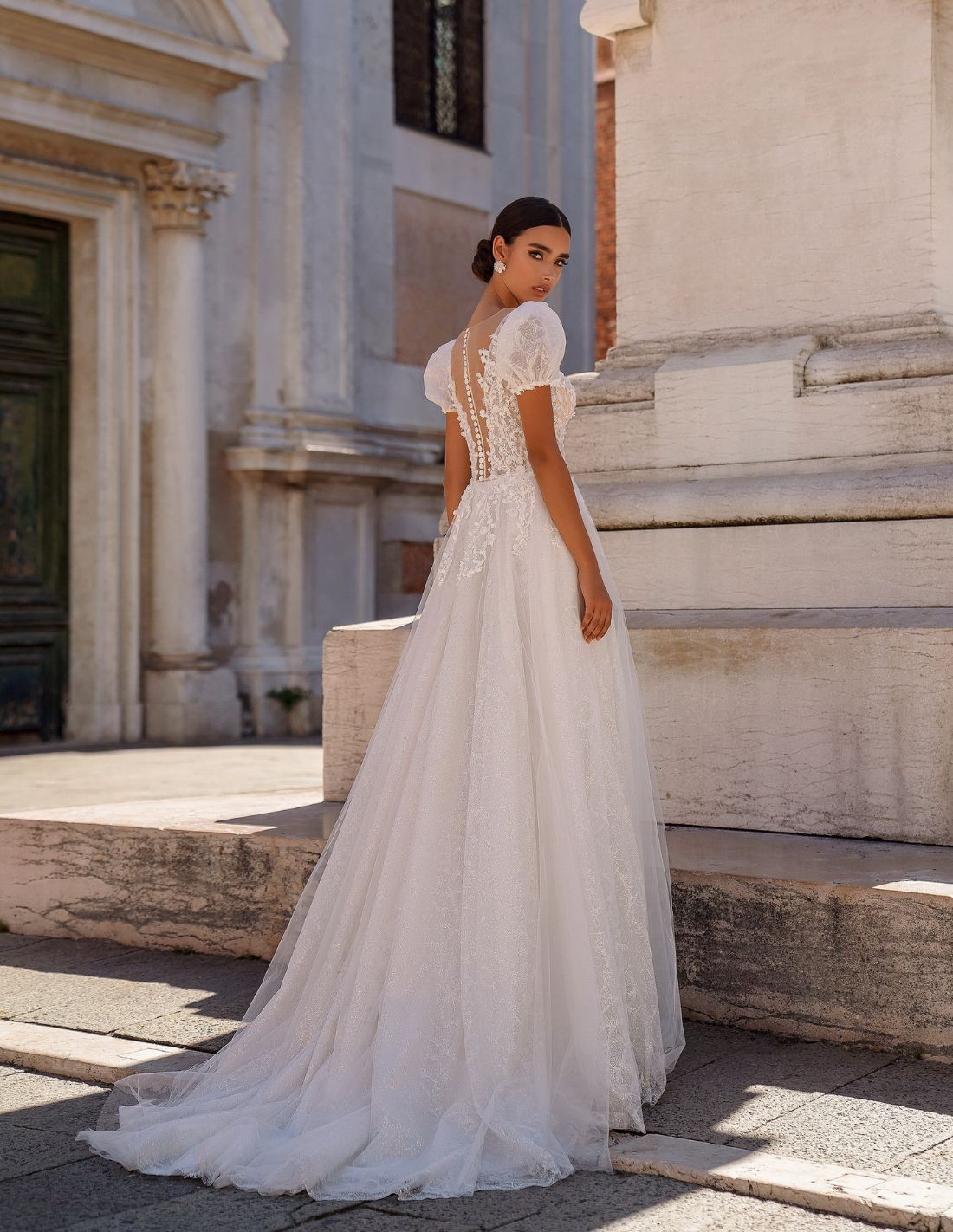 Long wedding dress in tulle embroidered with flowers INVITADISIMA