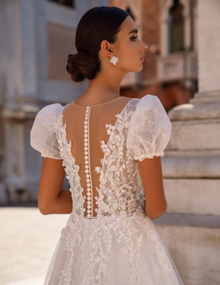 Vestido largo de novia en tul bordado de flores con manga corta farol