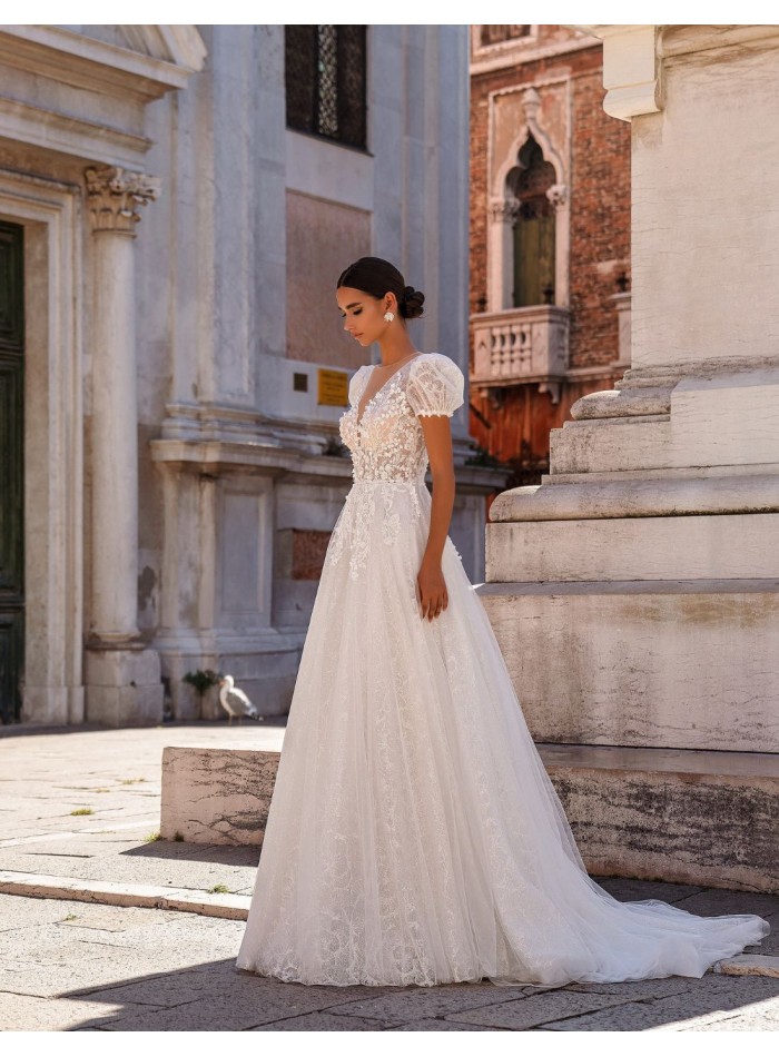 Robe longue de mariage en tulle brodé de fleurs...