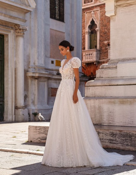 Vestido largo de novia en tul bordado de flores con manga corta farol