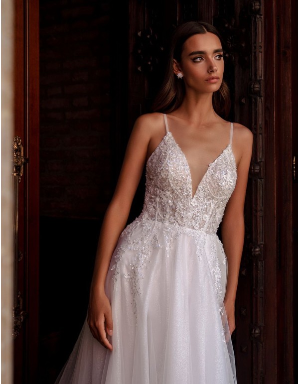Vestido de novia largo con tirantes y falda de tul con cola
