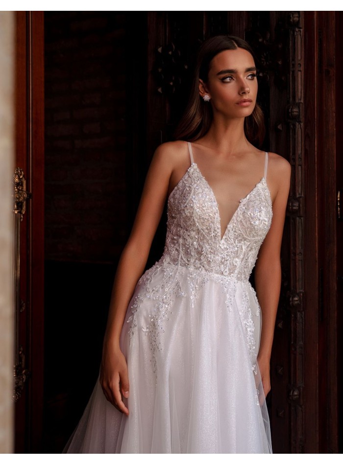 Robe longue de mariage avec bretelles et jupe en tulle avec traîne