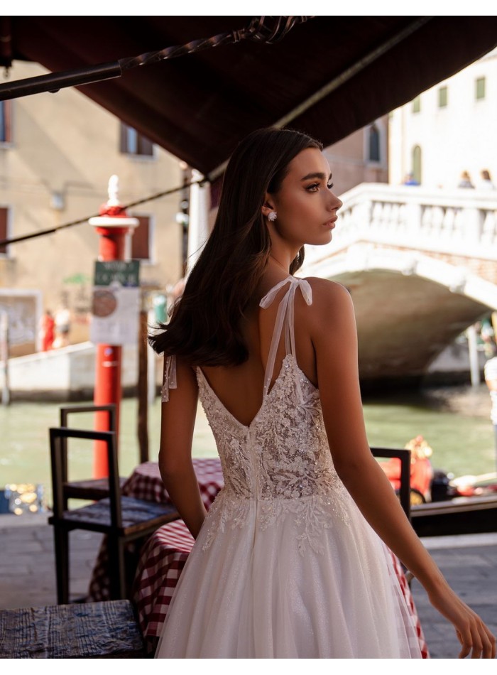 Vestido de novia largo con tirantes y falda de...