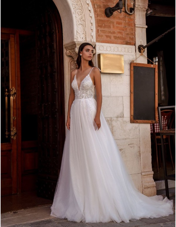 Vestido de novia largo con tirantes y falda de tul con cola 2