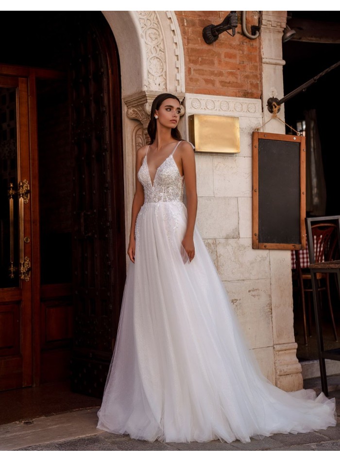 Long wedding dress with straps and tulle skirt...