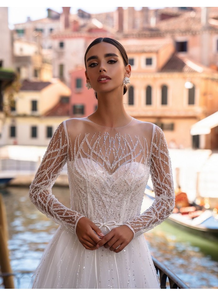 Robe longue de mariée coupe princesse avec manches longues perlées