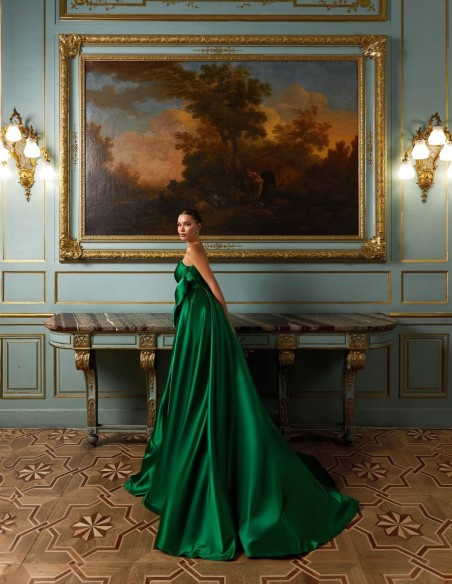 Long emerald green satin ball gown for galas INVITADISIMA