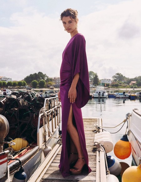 Robe longue en satin avec manches chauve-souris et encolure asymétrique