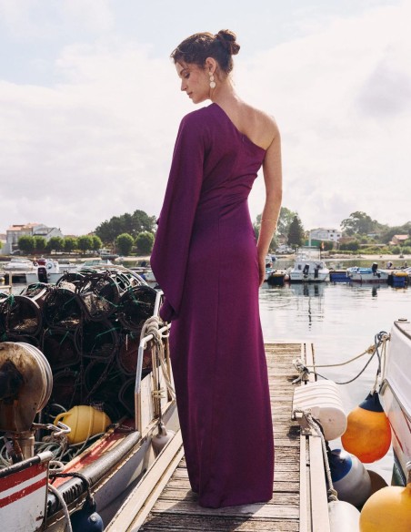 Robe longue en satin avec manches chauve-souris et encolure asymétrique