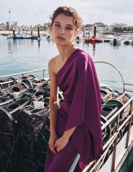 Robe longue en satin avec manches chauve-souris et encolure asymétrique