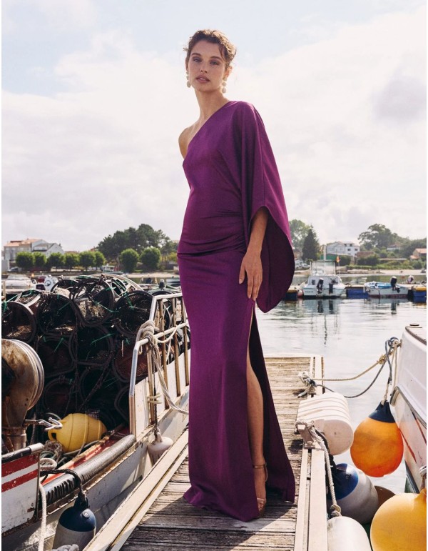 Vestido largo satinado con manga murciélago y escote...