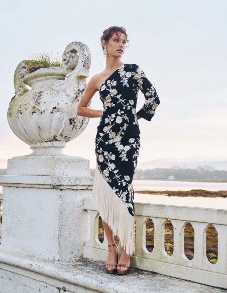 Vestido de fiesta midi con una manga y bajo de flecos