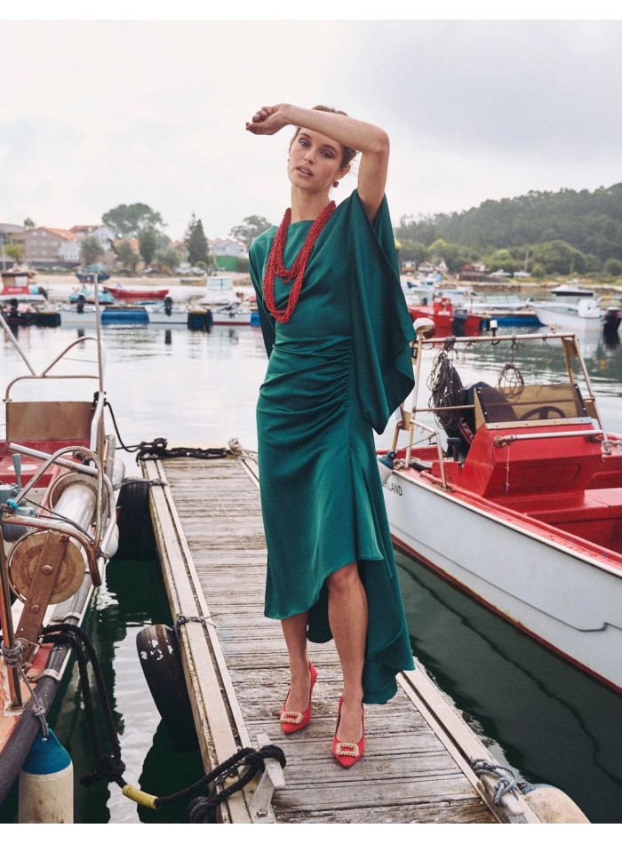 Vestido de fiesta midi con escote barco y asimetrías