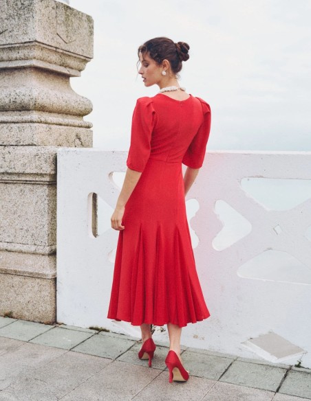 Vestido de fiesta midi con escote cuadrado y nesgas de gasa en el bajo rojo