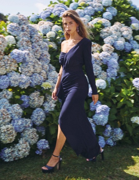 Vestido de invitada con bajo asimétrico y y escote cruzado